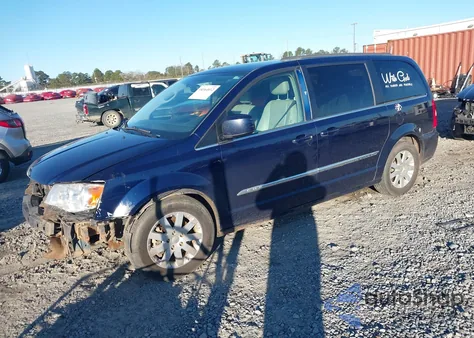 2015 Chrysler Town & Country Touring z USA, uszkodzony, nr VIN 2C4RC1BG5FR596512